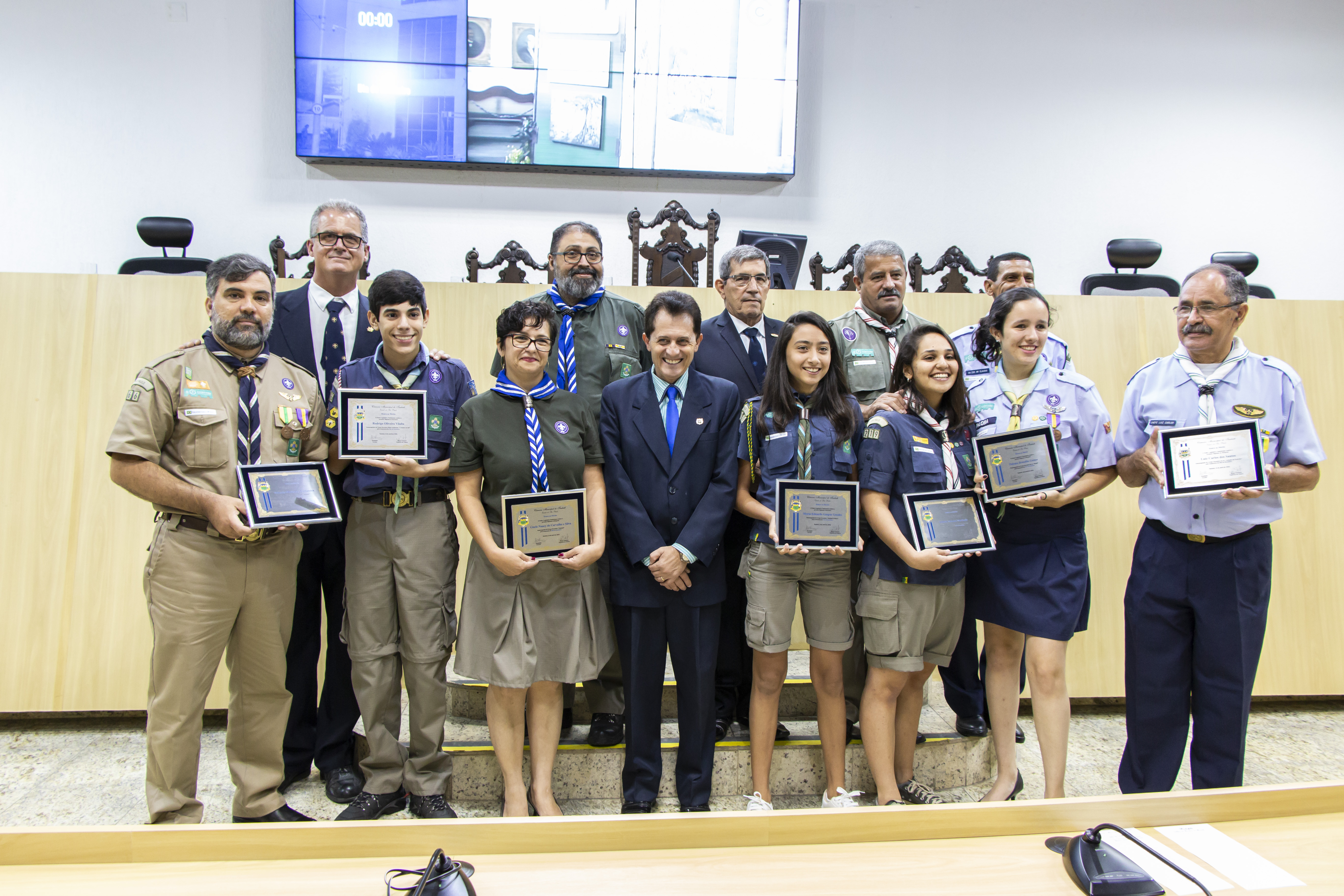 Escoteiros são homenageados  em solenidade