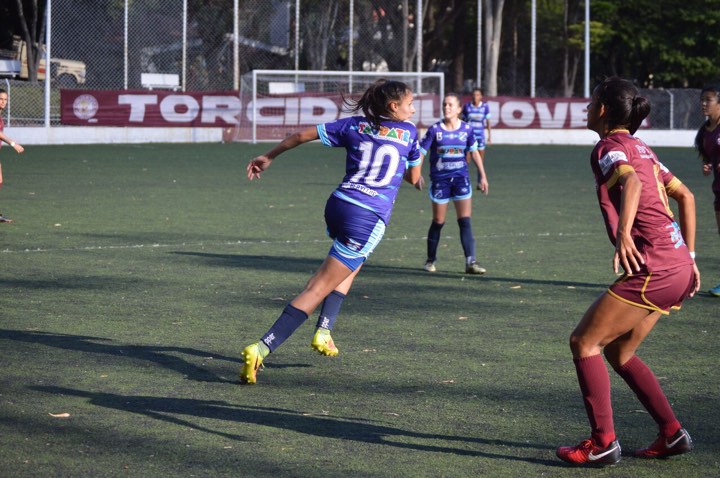 Futebol feminino soma ponto e segue no G4