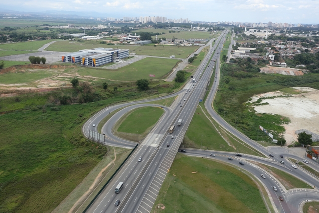 CCR NovaDutra realiza serviços de manutenção de pavimento das alças do trevo de acesso no km 158, em Jacareí