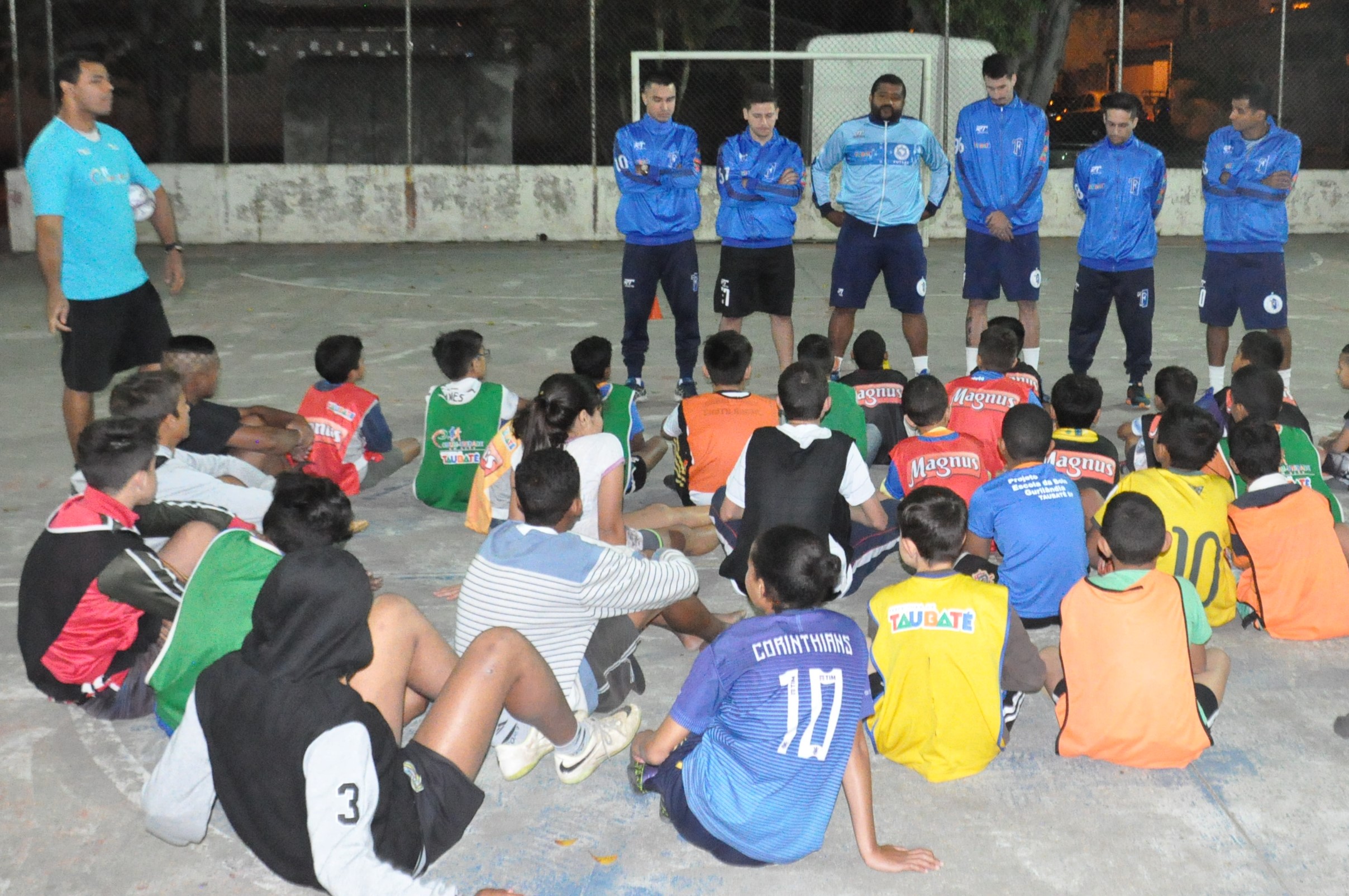 Atletas do Futsal visitam projeto social