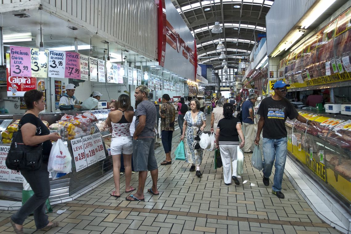 Intenção de consumo das famílias recua 0,3% em outubro, diz CNC