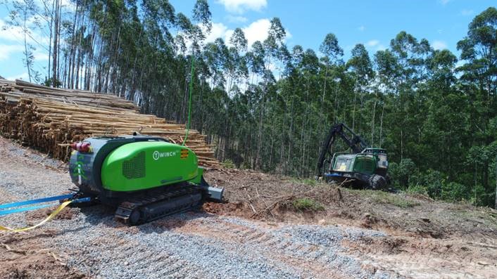 Fibria aprimora colheita em morros e montanhas com utilização de super guincho