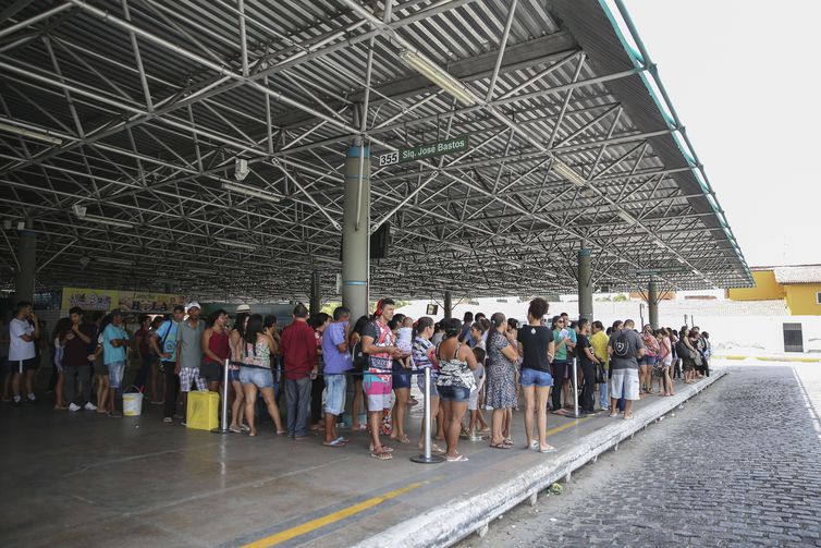 Mais de 20 detentos fogem de cadeia pública no Ceará