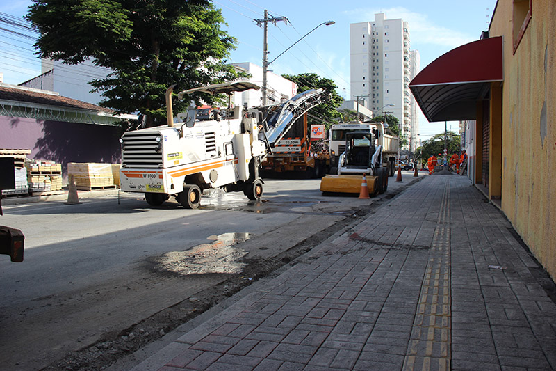 Rua Francisco de Barros é interditada para recapeamento