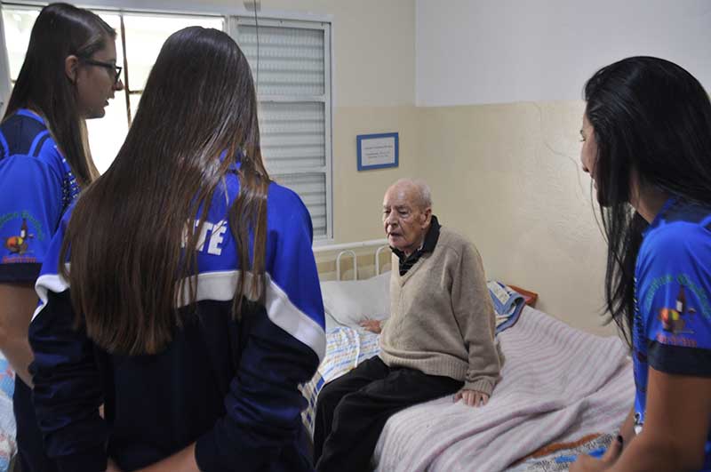 Meninas do vôlei entregam fraldas arrecadadas em jogos