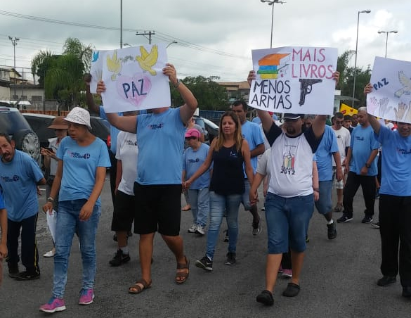 Alunos da escola Madre Cecília fazem mobilização por mais amor