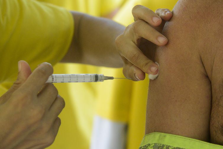 Toda a população pode se vacinar contra a gripe até acabar o estoque