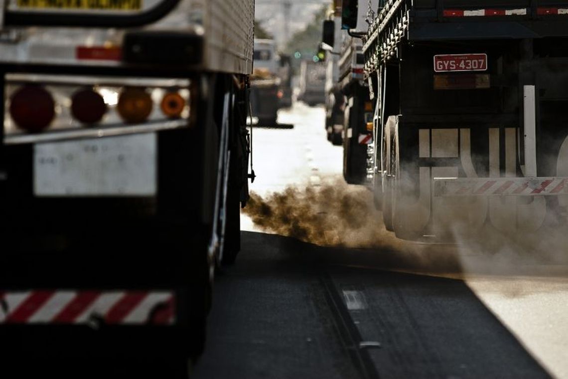 Cetesb fiscaliza veículos a diesel para verificar emissão de fumaça