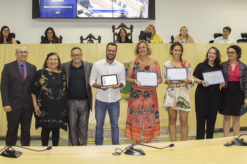 Trabalho de inclusão social rende diploma de educador taubateano a professor do Sedes