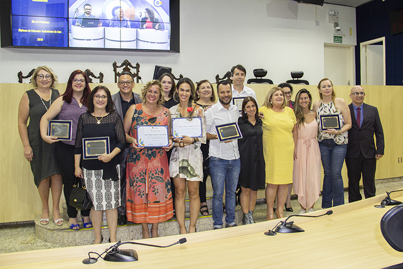 Professores recebem homenagem da Câmara de Taubaté