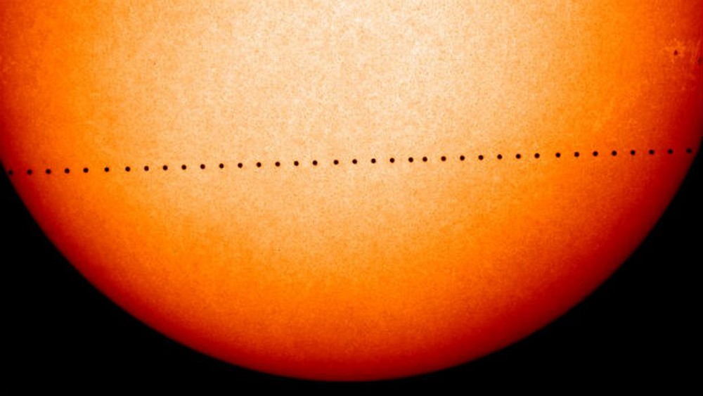 Passagem de Mercúrio em frente ao Sol criou mini eclipse Fenômeno só voltará a ocorrer em 2032