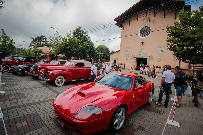 Encontro de carros antigos promete viagem no tempo em campos do jordão