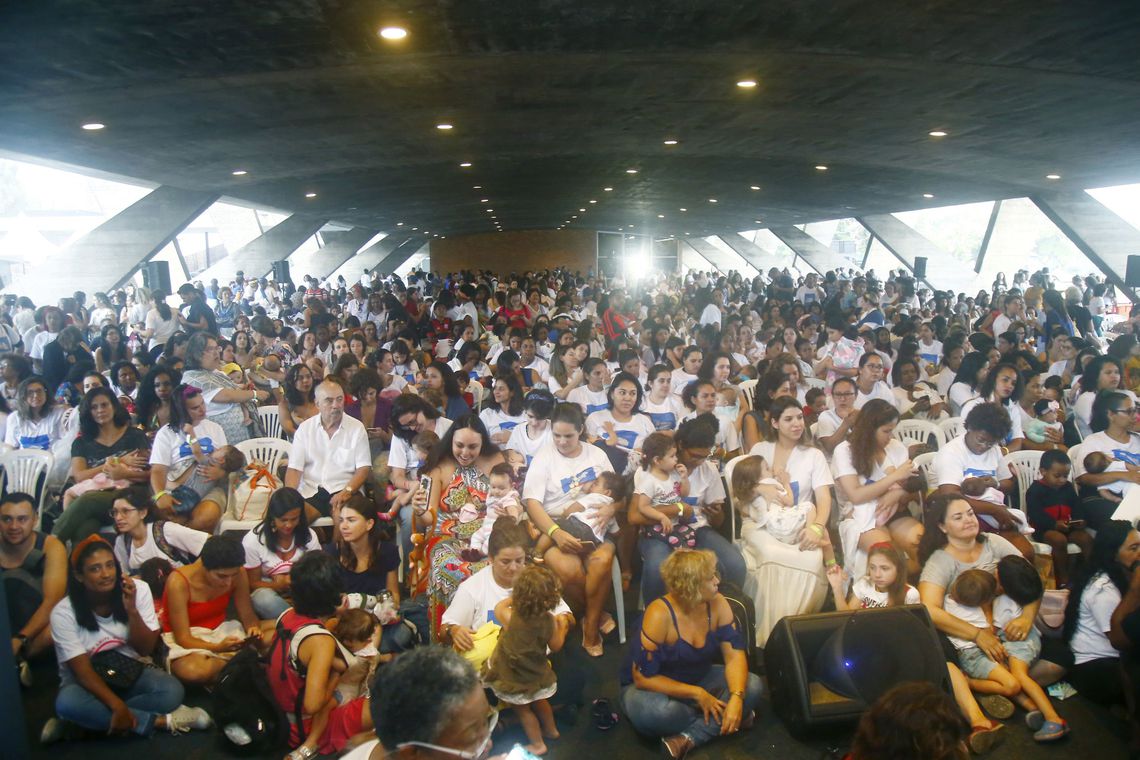 Mais de mil mães participam no Rio de ato em defesa da amamentação