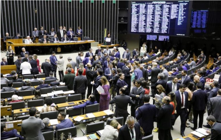 Deputados aprovam pensão mensal de um salário mínimo para crianças com microcefalia