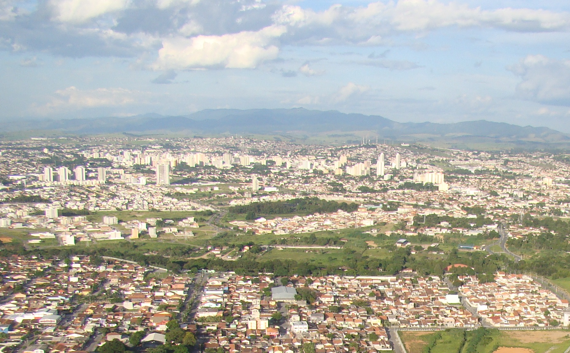 Casos de coronavírus aumentam em bairros populosos e interconectados de Taubaté