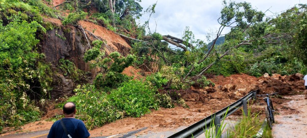 Deslizamento em Ubatuba mata criança