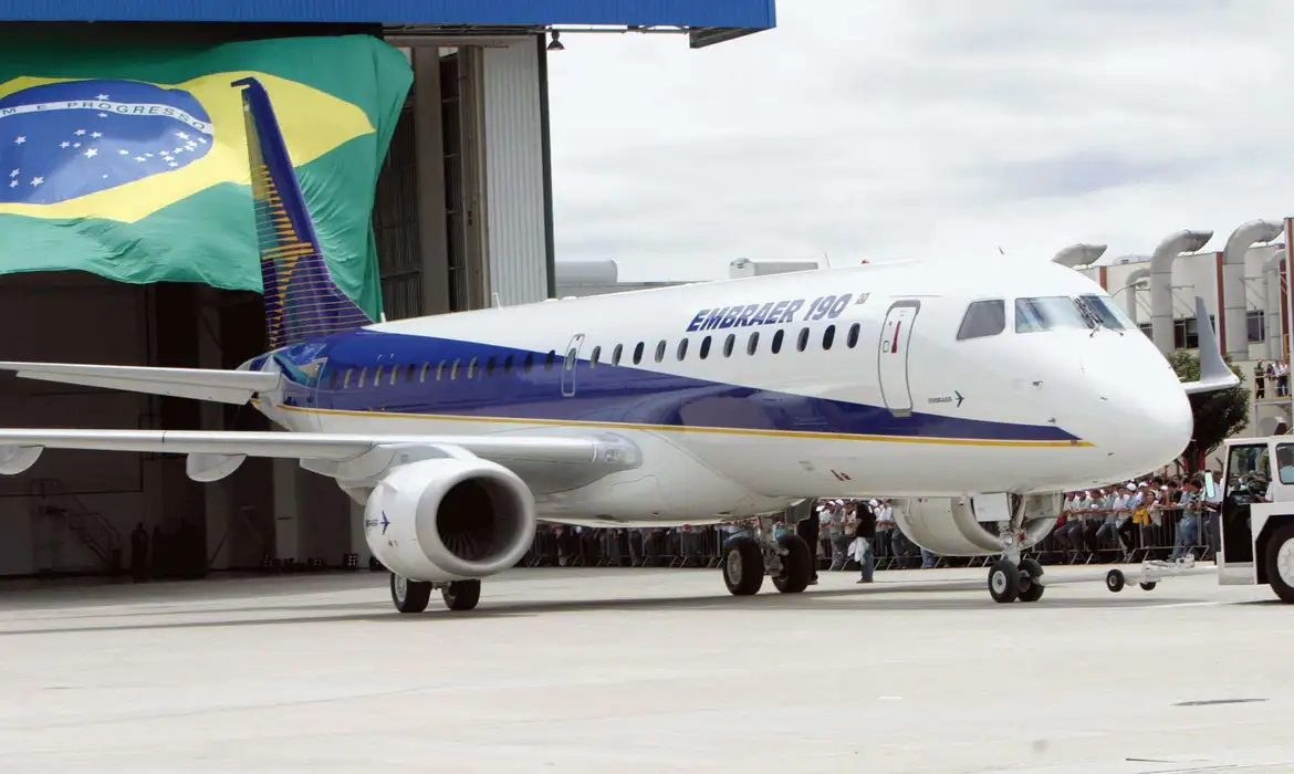 Boeing pagará US$ 150 mi para encerrar disputa com Embraer; ação da brasileira despenca